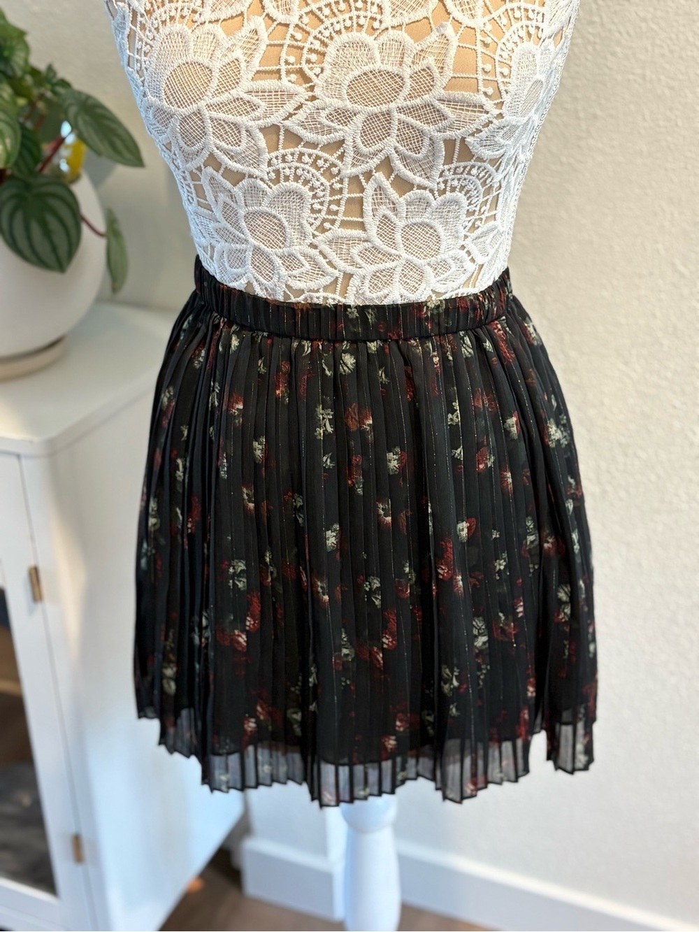 Avec les Filles Sheer Floral Pleated Mini Skirt- size XS